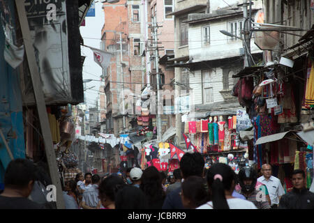 Geschäfte und Shopping in den engen Gassen rund um den Durbar Square, Kathmandu, Nepal Stockfoto