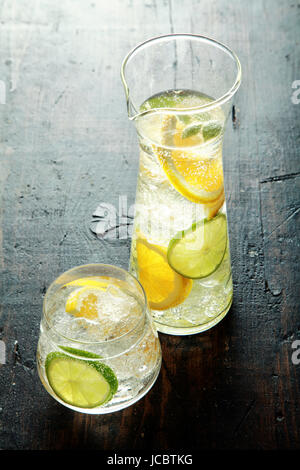 Gesundes Wasser mit frischer Zitrone innen auf Holztisch. Gute Quelle für Vitamin C Stockfoto