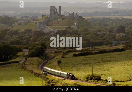 Dampfzug mit einem Hintergrund der Corfe Castle auf der Swanage Railway in Dorset England UK Stockfoto