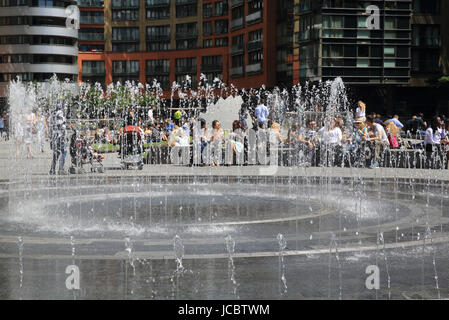 Menschen entspannen durch die Brunnen in Paddington Basin, West London, UK Stockfoto