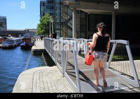 Die Rolling Bridge, entworfen vom Heatherwick Studio auf Merchant Square in Paddington Basin, West London, UK Stockfoto