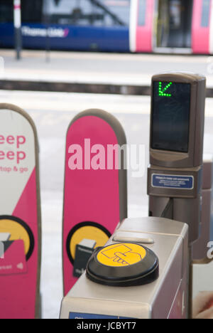 Eingang zum Bahnhof mit Ticketautomaten Barriere Stockfoto