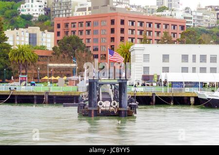 Pier 33 auf dem Embarcadero am fishermans Wharf in San Francisco, Kalifornien, Uniter Staaten. Am Pier, wo Touristen die Fähre für eine Kreuzfahrt auf die Insel von den historischen Bundesgefängnis Alcatraz nehmen. Stockfoto