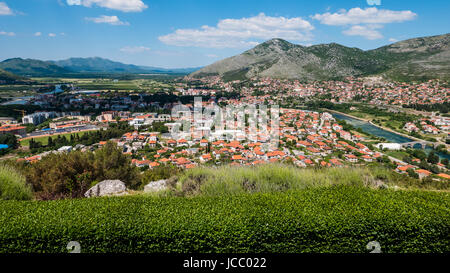 Trebinje, Bosnien und Herzegowina - 28. Mai 2017 - Ansicht von Trebinje in Bosnien und Herzegowina, von Crkvina Hügel, an einem sonnigen Tag. Stockfoto