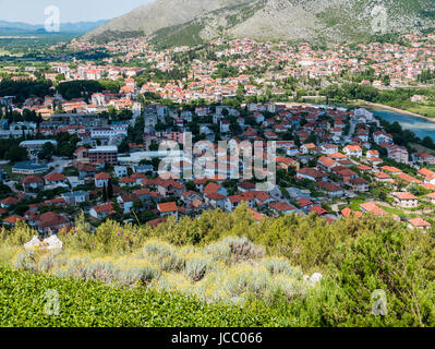 Trebinje, Bosnien und Herzegowina - 28. Mai 2017 - Ansicht von Trebinje in Bosnien und Herzegowina, von Crkvina Hügel, an einem sonnigen Tag. Stockfoto