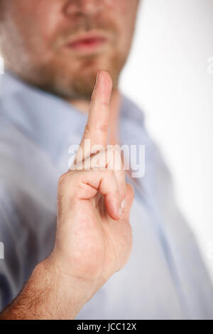 Mann in einem blauen Hemd sprengt Pistole Stockfoto