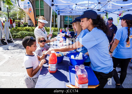 Florida Coral Gables, Miami, Carnaval Miami, Karneval, Straßenfest, lateinische Kulturfeier, Aussteller, Verkäufer, Stände Stand Stand Markt Ozean Stockfoto