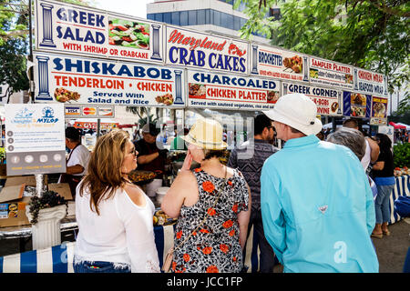 Florida Coral Gables, Miami, Carnaval Miami, Karneval, Straßenfest, lateinische Kulturfeier, Lebensmittelhändler, Griechisch, Shish Kabob, Salat, Mann Männer männlich, Frau f Stockfoto