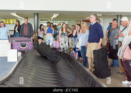 Gepäck Karussell Gepäckausgabe - ängstlich Passagiere warten auf ihr Gepäck am Flughafen Korfu Stockfoto