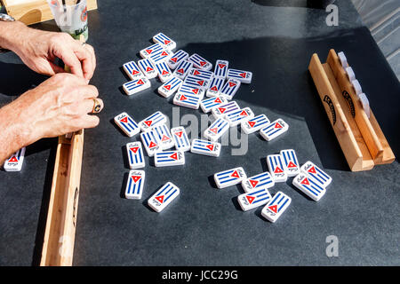 Florida Coral Gables, Miami, Karneval in Miami, Karneval, Straßenfest, lateinische Kulturfeier, Dominosteine, Spiel, Fliesen, kubanische Flagge, FL170331102 Stockfoto