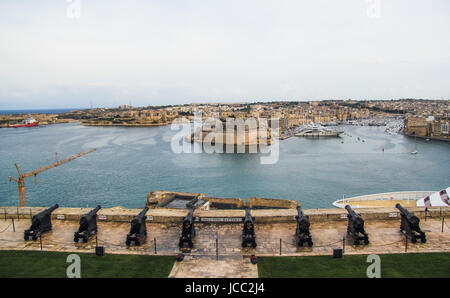 Blick auf die Gärten des Lascaris War Rooms mit Kanonen und Grad Harbour in Valletta, Malta Stockfoto