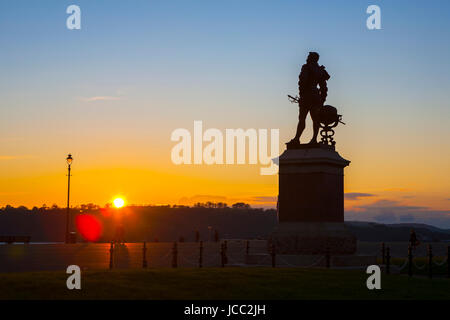 Statue von Sir Francis Drake auf die Hacke Silhouette mit goldenen Sonnenuntergang im Hintergrund, Plymouth, Devon, England, UK Stockfoto