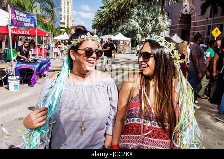 Florida Coral Gables, Miami, Carnaval Miami, Karneval, Straßenfest, lateinamerikanische Kulturfeier, weibliche Frauen, hispanische Freunde, Wandern, Bummeln, gi Stockfoto