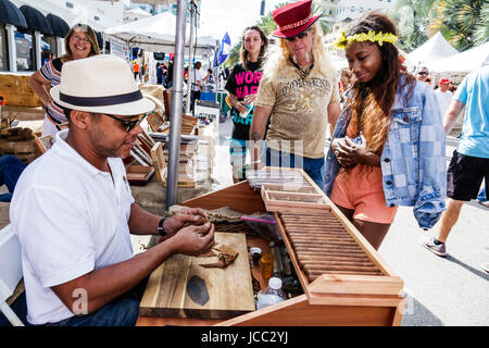 Florida Coral Gables, Miami, Carnaval Miami, Karneval, Straßenfest, lateinamerikanische Kulturfeier, hispanische schwarzafrikanische Afrikaner, Mann Männer männlich, Frau femal Stockfoto