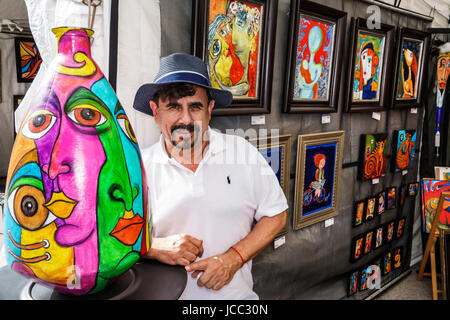 Florida Coral Gables, Miami, Carnaval Miami, Karneval, Straßenfest, lateinamerikanische Kulturfeier, hispanische Männer männlich, Künstler, Guillermo Mazzotti, gemalt Stockfoto