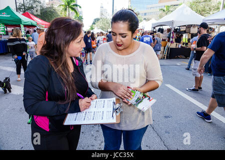 Florida Coral Gables, Miami, Carnaval Miami, Karneval, Straßenfest, lateinamerikanische Kulturfeier, Umfrage nehmen, hispanische Frau weibliche Frauen, Zwischenablage, FL17 Stockfoto