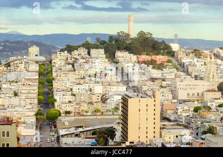 Coit Tower, aka der Lillian Coit Memorial Tower auf dem Telegraph Hill Viertel von San Francisco, California, Vereinigte Staaten von Amerika. Ein Blick auf die Flutted weißen Turm von Lombard Street. Stockfoto