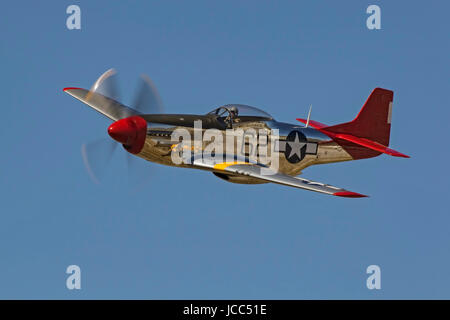 WWII Flugzeug Vintage Red Tail p-51 Mustang Kämpfer fliegen bei California Air Show Stockfoto