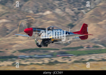 WWII Flugzeug Vintage Red Tail p-51 Mustang Kämpfer fliegen bei California Air Show Stockfoto