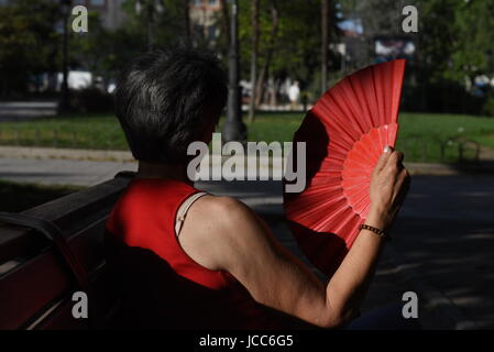 Madrid, Spanien. 14. Juni 2017. Eine Frau benutzt ein Fan um sich abzukühlen in Madrid, wo hohe Temperaturen in den Nachmittagsstunden bis 39º Grad erreicht. Bildnachweis: Jorge Sanz/Pacific Press/Alamy Live-Nachrichten Stockfoto