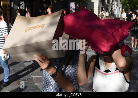 Madrid, Spanien. 14. Juni 2017. Zwei Frauen benutzen Taschen zum Schutz vor der Sonne in Madrid, wo hohe Temperaturen in den Nachmittagsstunden bis 39º Grad erreicht. Bildnachweis: Jorge Sanz/Pacific Press/Alamy Live-Nachrichten Stockfoto