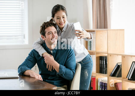 Harmonisches multikulturelles paar Stockfoto