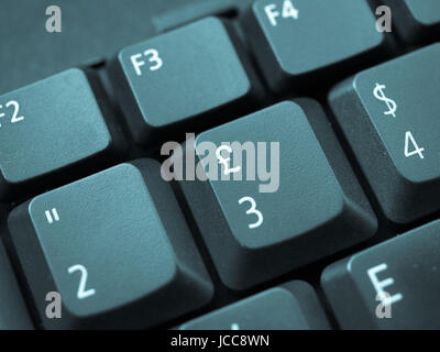 Detail der Tasten auf einer Computertastatur - cool Cyanotypie Stockfoto