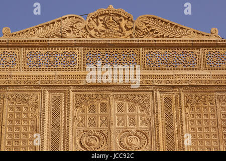 Aufwendig gearbeitete Fassade des Honig farbigen Jawahar Vilas Palace in der Wüste Stadt Jaisalmer in Rajasthan, Indien. Rajput Architektur. Stockfoto