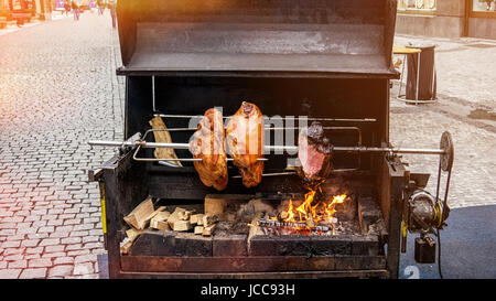 Straße zum Kochen Braten Schaft in Prag an einem sonnigen Tag zu spucken. Stockfoto