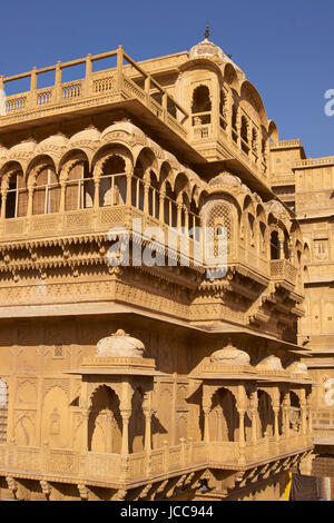 Kunstvoll geschnitzten Wände und Balkone von Jaisalmer Palace in Jaisalmer Fort, Rajasthan, Indien Stockfoto