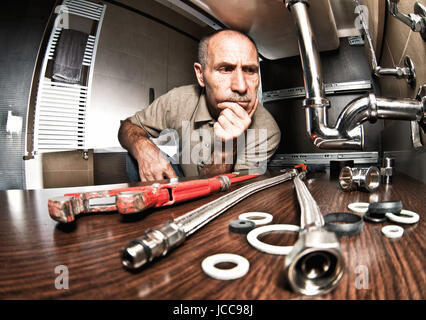 Senior Klempner auf Pflicht Porträt Stockfoto