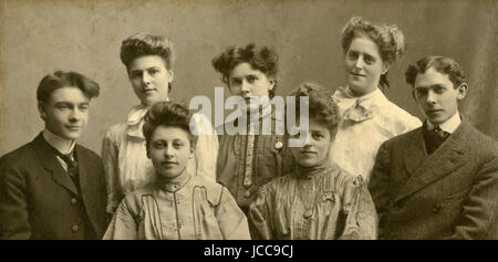 Antike 1900 Foto, Gruppe von Verwandten oder Geschwister. Die Lage ist Minnesota. QUELLE: ORIGINALFOTO. Stockfoto