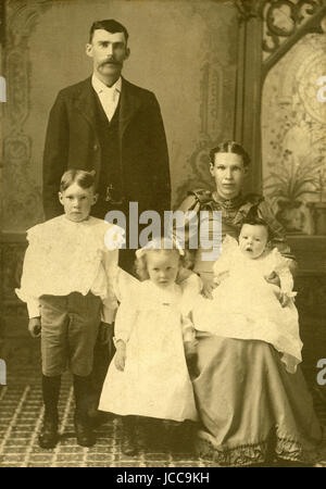 Antike 1900 Foto, Familienporträt mit drei Kindern. Die Lage ist Mankato, Minnesota. QUELLE: ORIGINALFOTO. Stockfoto