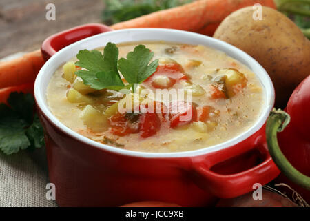 Gerste und Gemüse gesunde Suppe. Krupnik Dicke polnische Suppe aus Gemüse oder Brühe Stockfoto