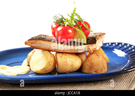 Pfanne gebratenen Fisch serviert mit neuen Kartoffeln Stockfoto