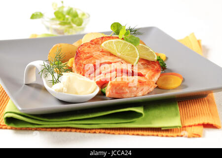 Pfanne gebraten Fisch Patty mit Kartoffeln und buntem Gemüse Stockfoto