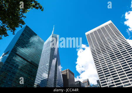 Blick auf die Wolkenkratzer rund um Bryant Park, New York, USA Stockfoto