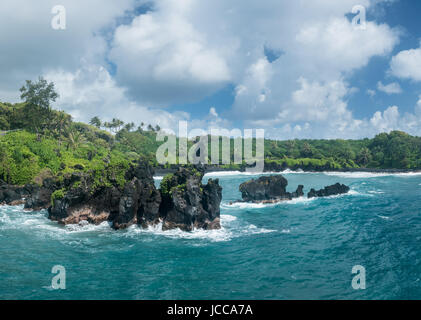 Grüne Lavafelsen am Waianapanapa auf der Straße nach Hana in Maui Stockfoto