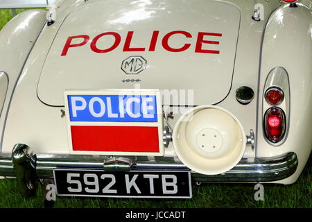Beaulieu, Hampshire, UK - 29. Mai 2017: Schöne hintere Aufnahme eines klassischen Vintage MGA Roadster in Großbritannien Polizei-Lackierung Stockfoto