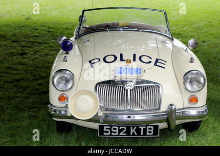 Beaulieu, Hampshire, UK - 29. Mai 2017: Schönes Bild von einer klassischen Vintage MGA Roadster in britische Polizei-Lackierung Stockfoto