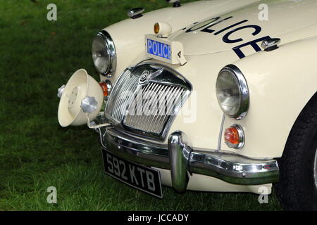 Beaulieu, Hampshire, UK - 29. Mai 2017: Schönes Bild von einem klassischen Vintage MGA Roadster in britische Polizei-Lackierung zeigt Detail Kühlergrill, Scheinwerfer und Stockfoto