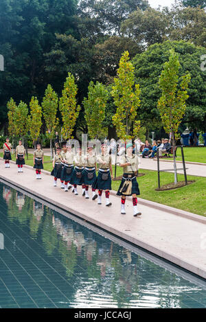 Kadetten, Anzac Tag Zeremonie an das Anzac War Memorial in Hyde Park, Sydney, Australien Stockfoto