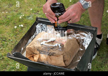 St Leonards, Hampshire, UK - 30. Mai 2017: Fügen Sie Anzündgel hinzu, einen Beutel mit instant Beleuchtung Lumpwood Holzkohle zum Grillen Stockfoto