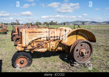 1940er Jahre unrestaurierten Minneapolis-Moline Traktor in einer Landwirtschaft Koppel, New South Wales Australien. Stockfoto