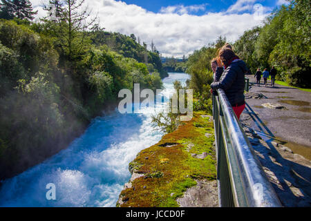 Eine Krone des Menschen über die Brücke, genießen den Blick auf die mächtige Huka Wasserfälle auf dem Waikato River in der Nähe von Taupo Nordinsel Neuseeland. Stockfoto