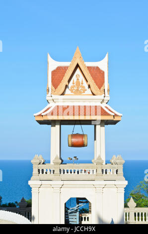 Glockenturm in der Phra Mahathat Chedi Phakdi Prakat Pagode auf Thongchai Berg in Ban Krut, Provinz Prachuap Khiri Khan, Thailand. Stockfoto