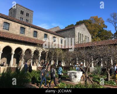 NEW YORK CITY - 4. November 2016: mittelalterliche Kräutergarten in den Kreuzgängen, Zweigstelle des Metropolitan Museum of Art auf eine knackige Herbstnachmittag in oberen Stockfoto