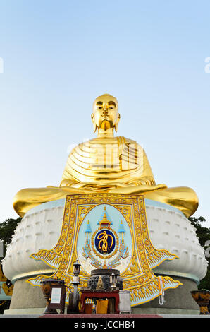 Phra Phuttha Kitti Siri Chai, große goldene Buddha-Statue auf dem Berg Thongchai in Ban Krut in Prachuap Khiri Khan Provinz von Thailand Stockfoto