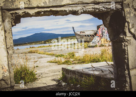 Beton und Holz- geerdet Boot Wrack Stockfoto