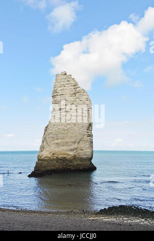 Felsen im Wasser des Ärmelkanals am Strand von Eretrat Cote d'albatre, Frankreich Stockfoto